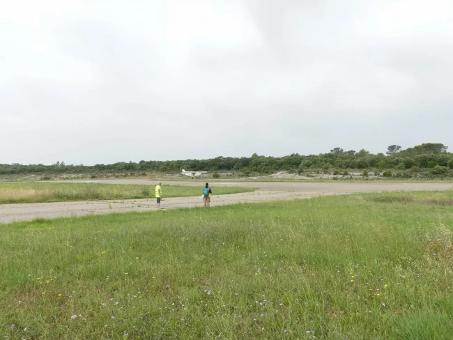 Avion sur la piste de l'Aérodrome d’Alès-Cévennes