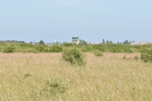 Champ et tour de contrôle à l'Aérodrome de Châteaudun