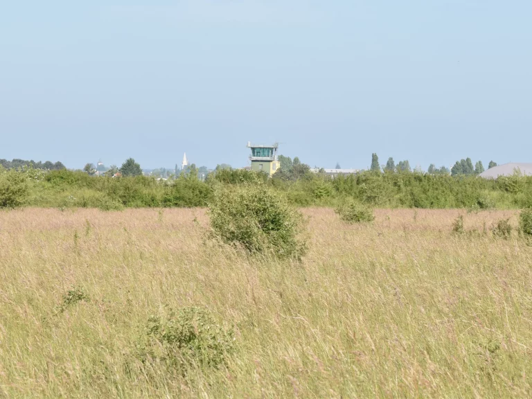 Champ et tour de contrôle à l'Aérodrome de Châteaudun