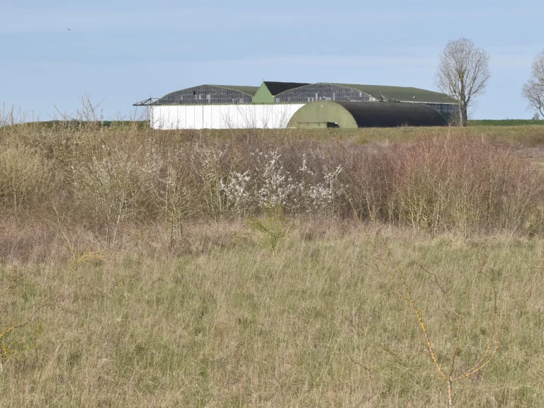 Champ et hangar à l'Aérodrome de Châteaudun