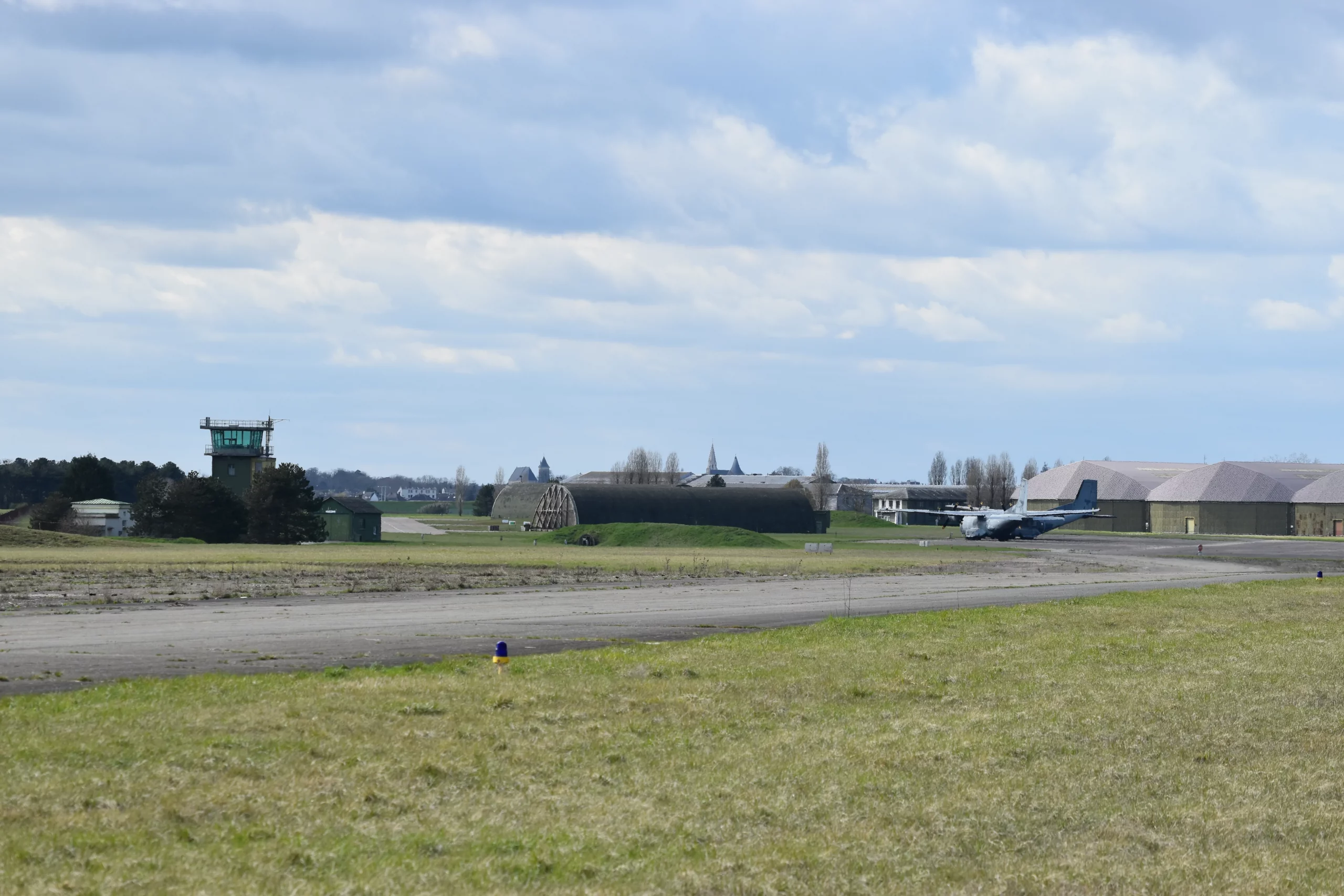 Piste et avion à l'aérodrome de Châteaudun