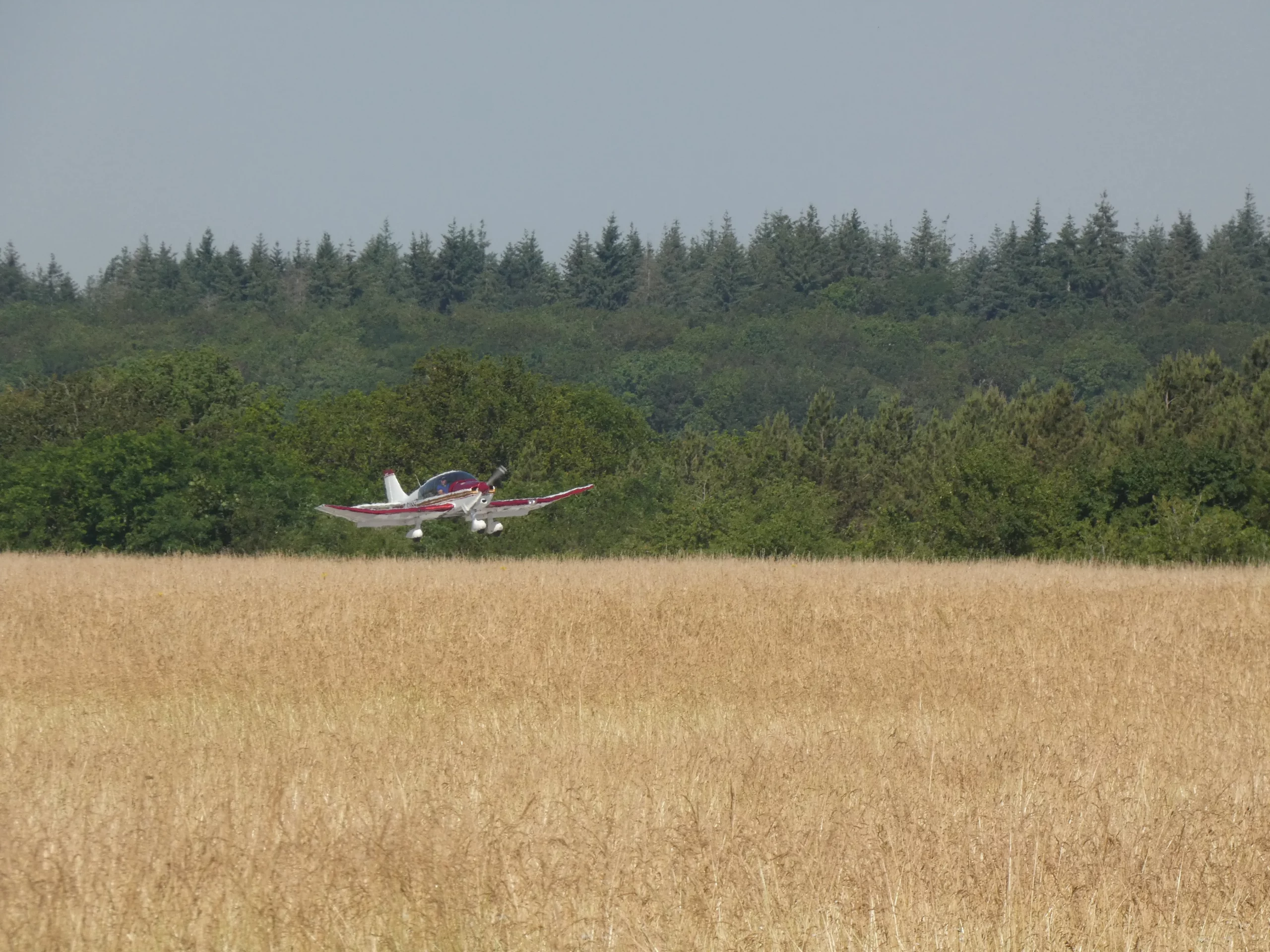 Petit avion décollant à l'Aérodrome de Joigny