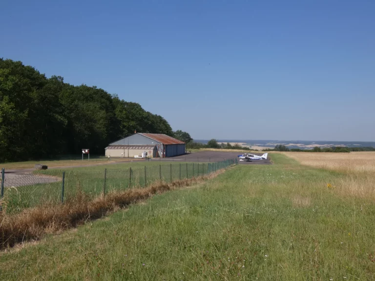 Piste et hangar à l'Aérodrome de Joigny