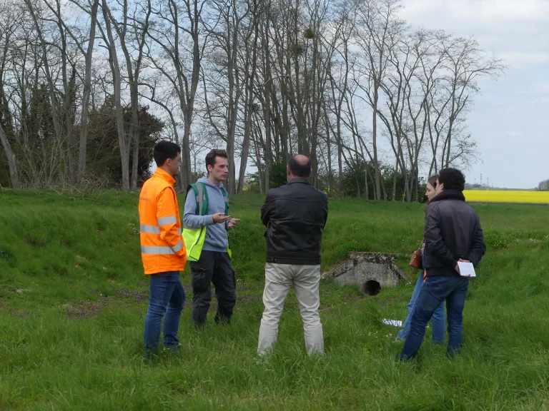 5 personnes discutent à l'aérodrome de Meaux-Esbly