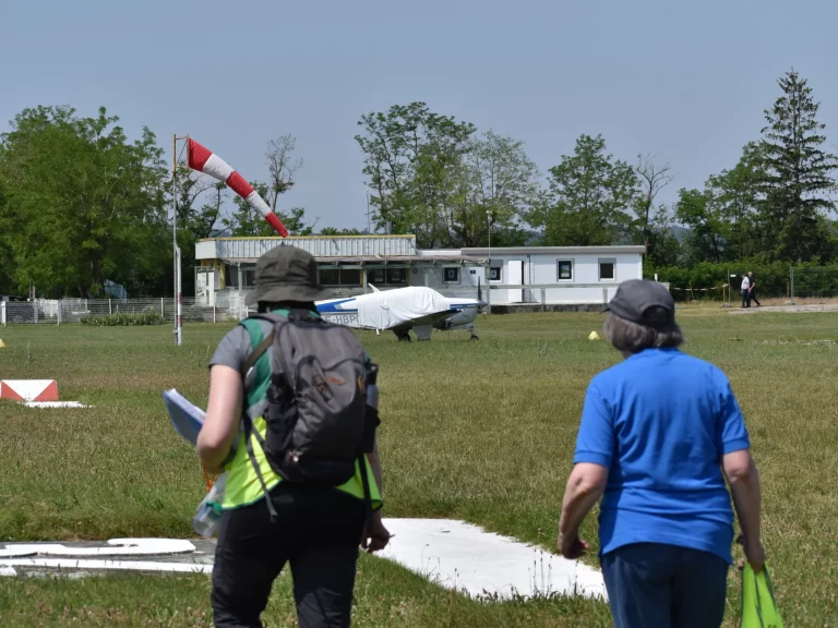 Hangar, avion et piste de l'Aérodrome de Pérouges Meximieux
