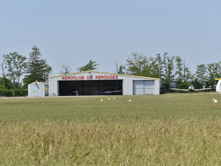 Hangar de l'aéroclub à l'Aérodrome de Pérouges Meximieux