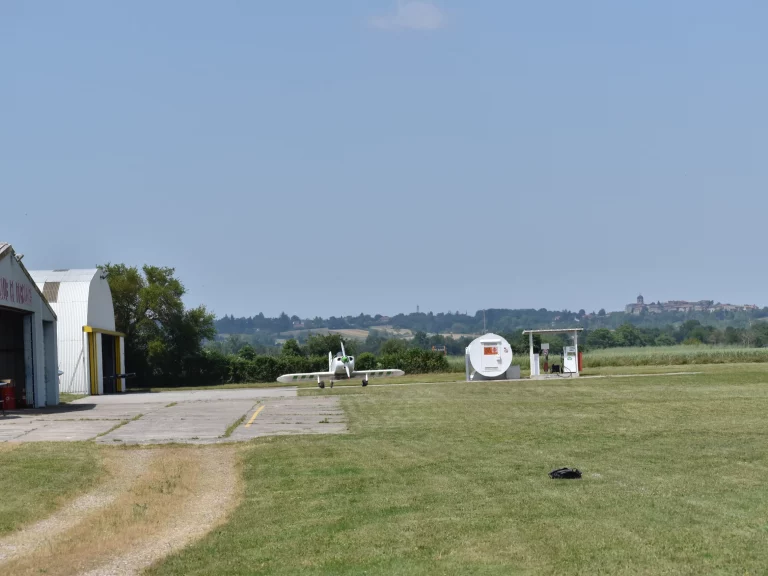 Avion devant l'aérogare de l'Aérodrome de Pérouges Meximieux