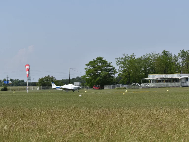 Avion sur la piste de l'Aérodrome de Pérouges Meximieux