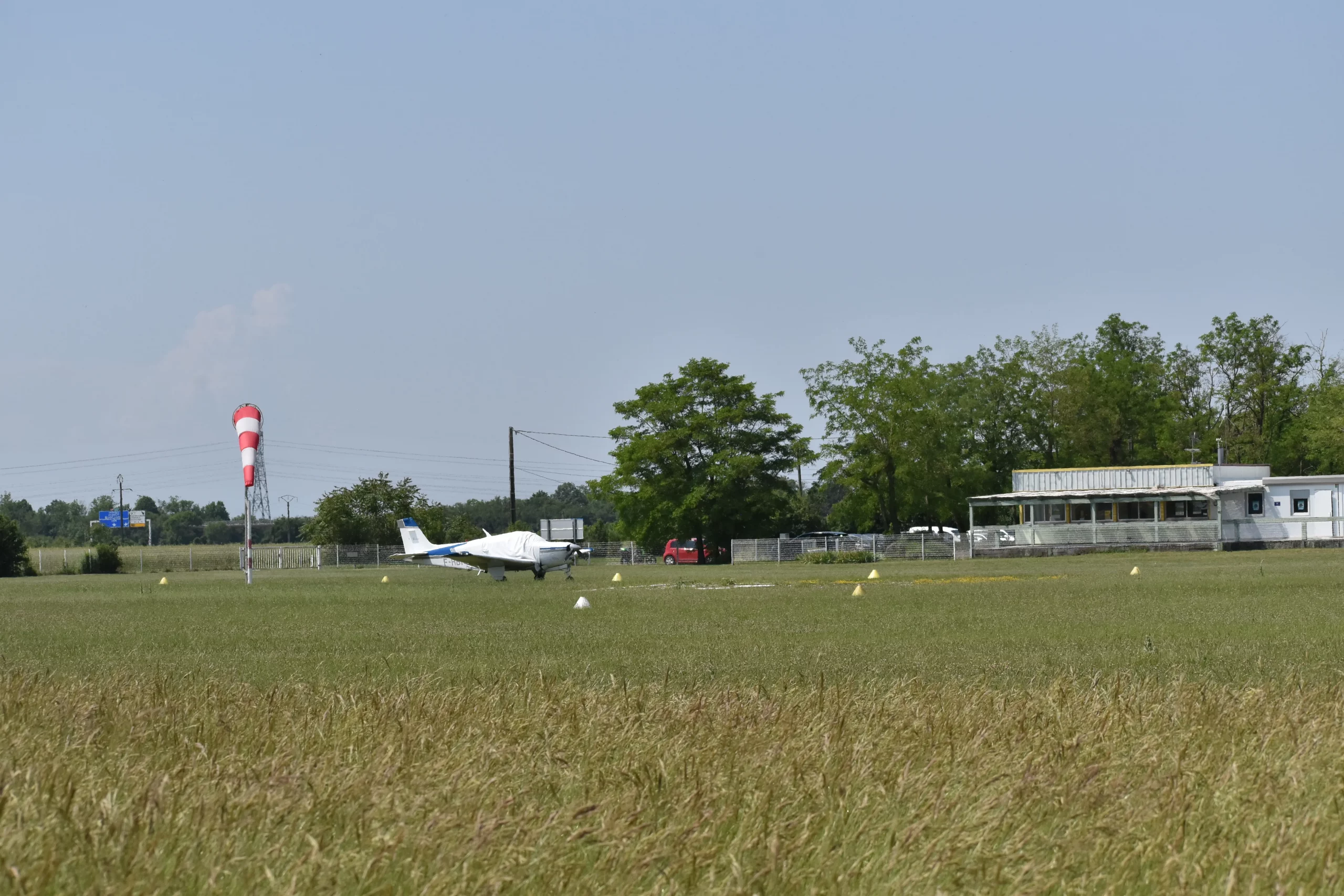 Avion sur la piste de l'Aérodrome de Pérouges Meximieux