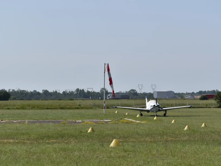 Avion sur la piste de l'Aérodrome de Pérouges Meximieux