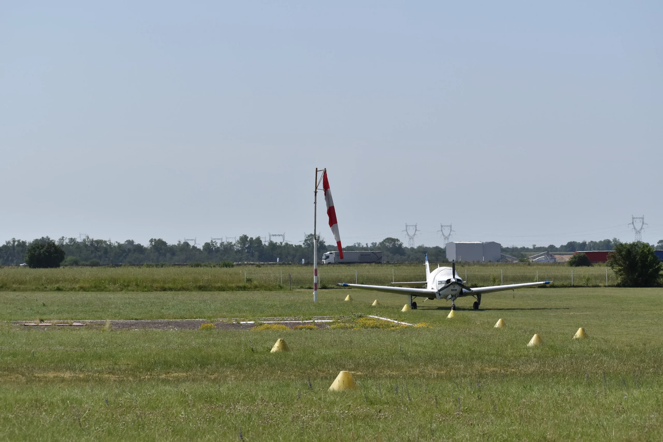 Avion sur la piste de l'Aérodrome de Pérouges Meximieux