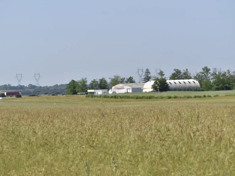Champ et hangar de l'Aérodrome de Pérouges Meximieux