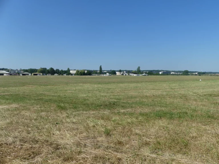 Champ à l'Aérodrome de Saint-Cyr-l'École
