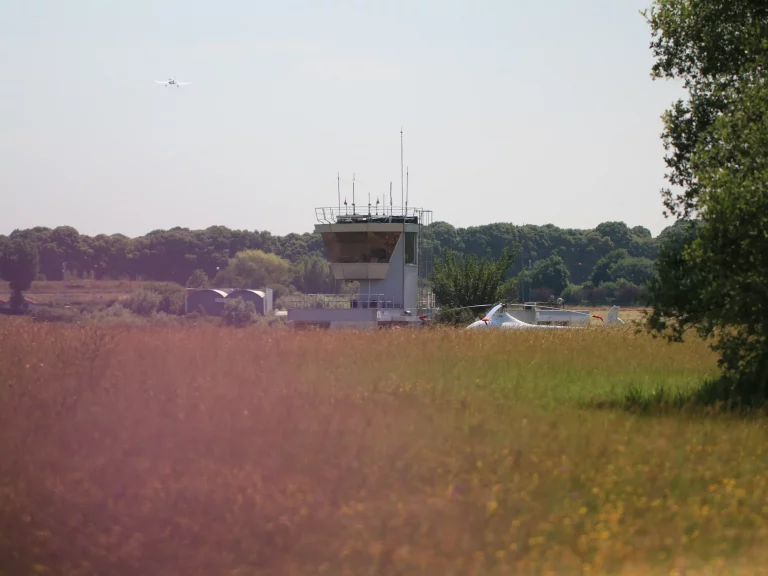 Avions sur la piste et prêt à atterrir à l'Aérodrome de Saint-Cyr-l'École