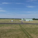 Piste et hangar de l'Aérodrome de Semur-en-Auxois