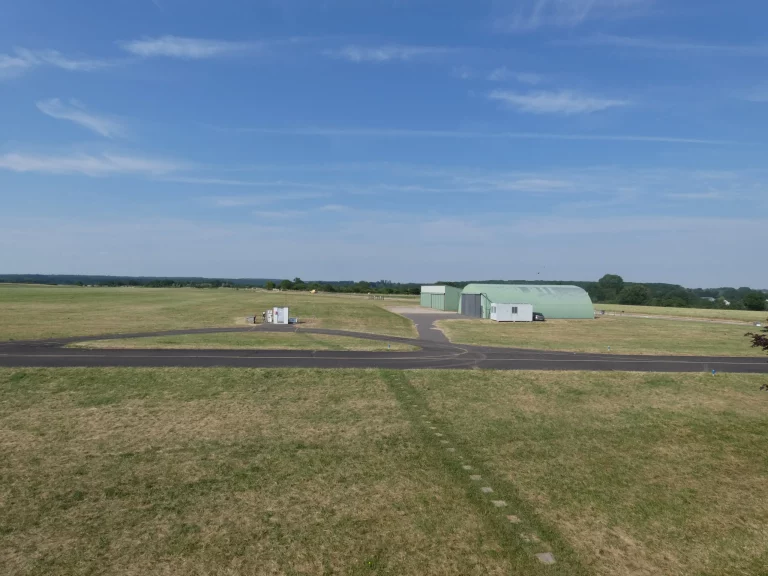 Piste et hangar de l'Aérodrome de Semur-en-Auxois