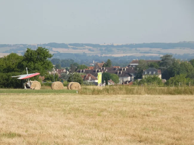 Champ et atterrissage de deltaplane à l'Aérodrome de Semur-en-Auxois