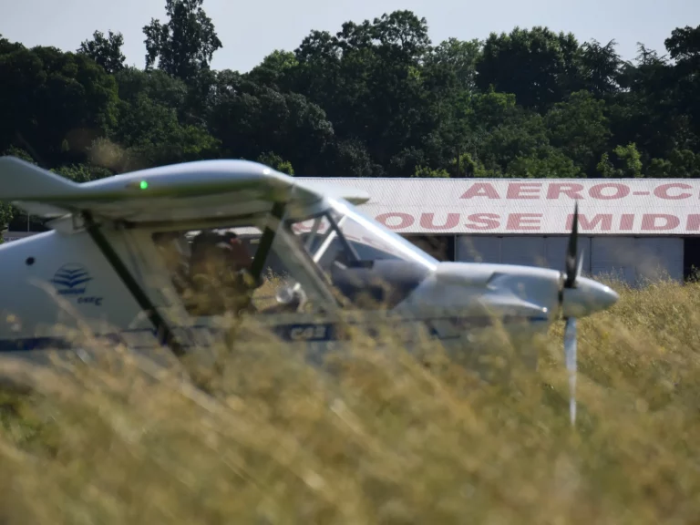 Avion et hangar de l'aéro-club Aérodrome de Toulouse-Lasbordes