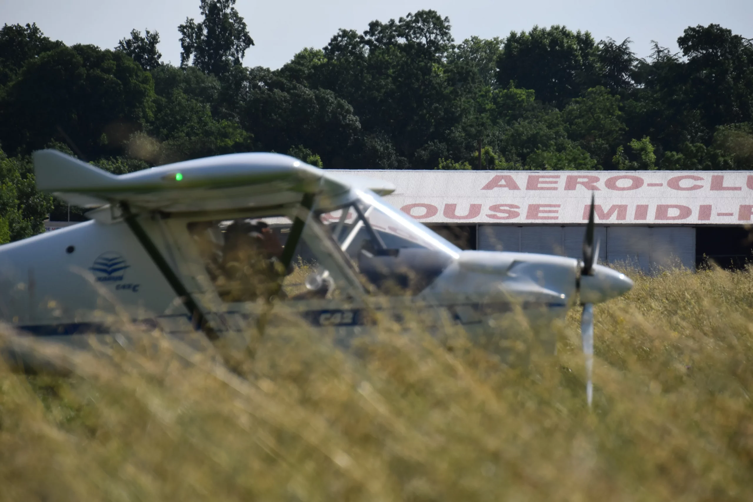 Avion et hangar de l'aéro-club Aérodrome de Toulouse-Lasbordes