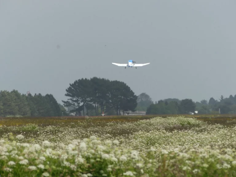 Avion décollant de l'Aéroport Lannion - Côte de Granit Rose
