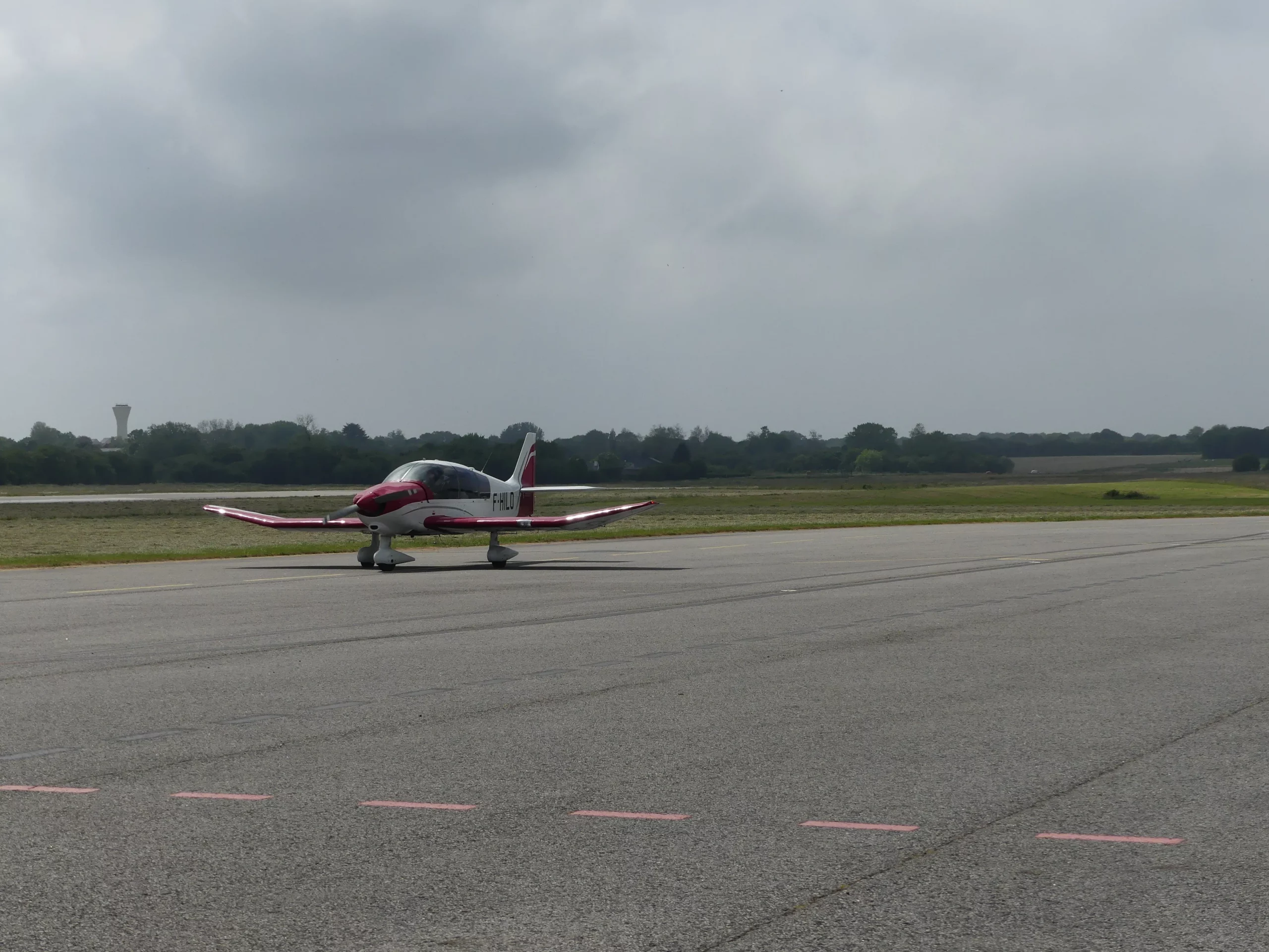 Avion sur la piste Aéroport Lannion - Côte de Granit Rose