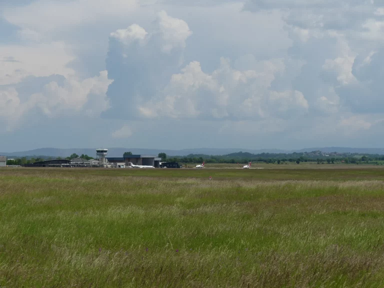 Champ et tour de contrôle de l'Aéroport Rodez Aveyron