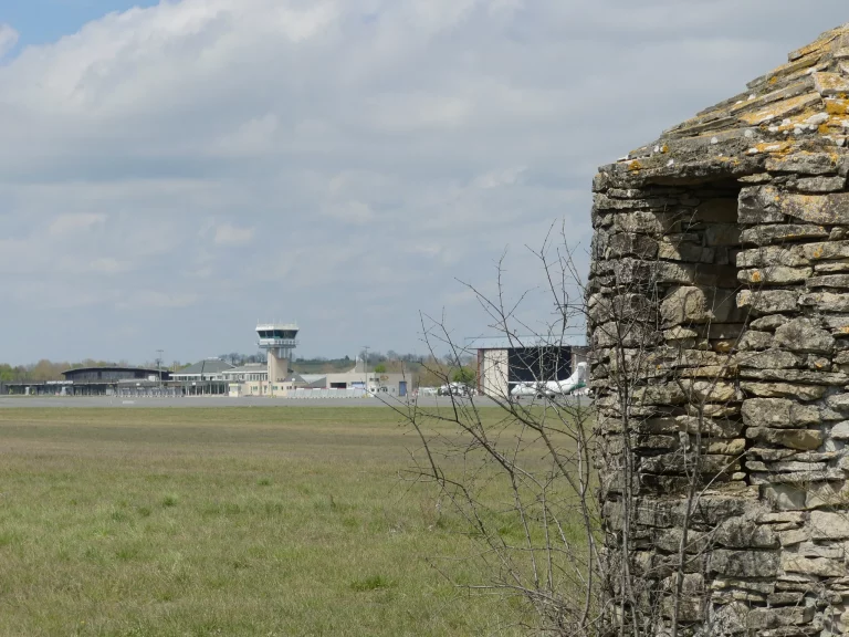 Aérogare et tour de contrôle de l'Aéroport Rodez Aveyron