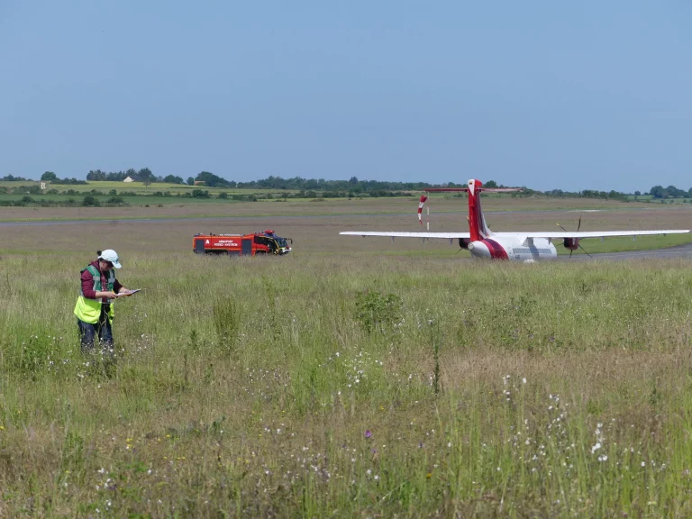 Avion sur la piste de l'Aéroport Rodez Aveyron
