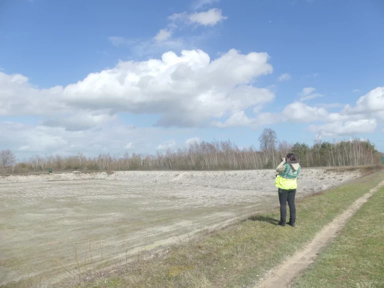Une personne photographiant les espèces présentes à l'aéroport de Vatry